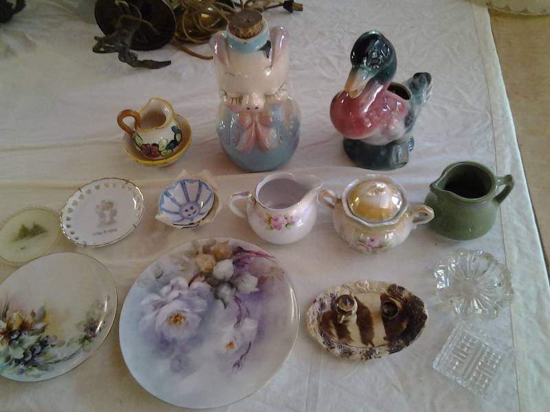 lot 58 image: Leeds Pottery Pig, Pottery Duck, Nippon Cream & Sugar, Bavaria Plates, Hall Creamer