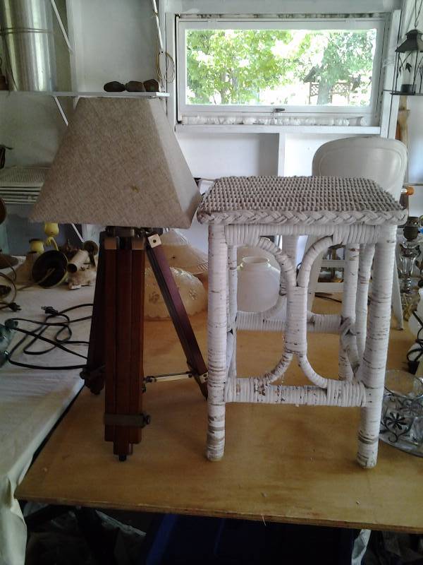lot 60 image: Telescoping Tri-Pod Lamp & Wicker Table