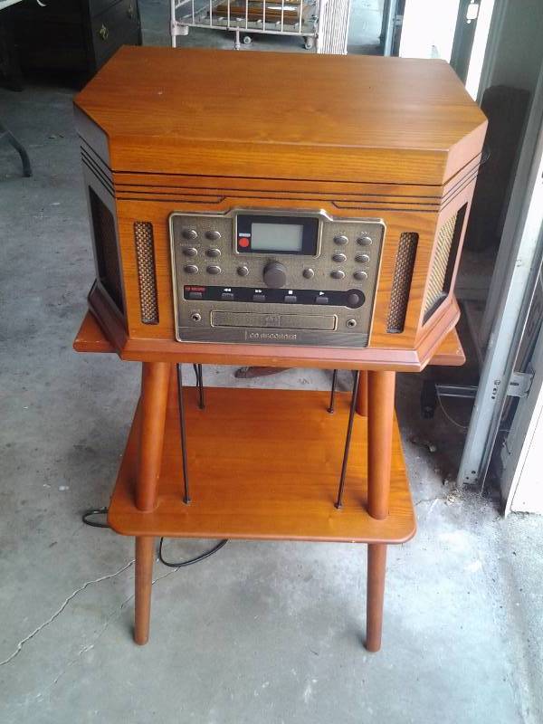 lot 75 image: Crosley Song Writer CD Recorder Radio With Record Stand