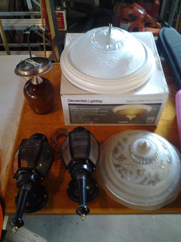 lot 84 image: 5-Assorted Light Fixtures