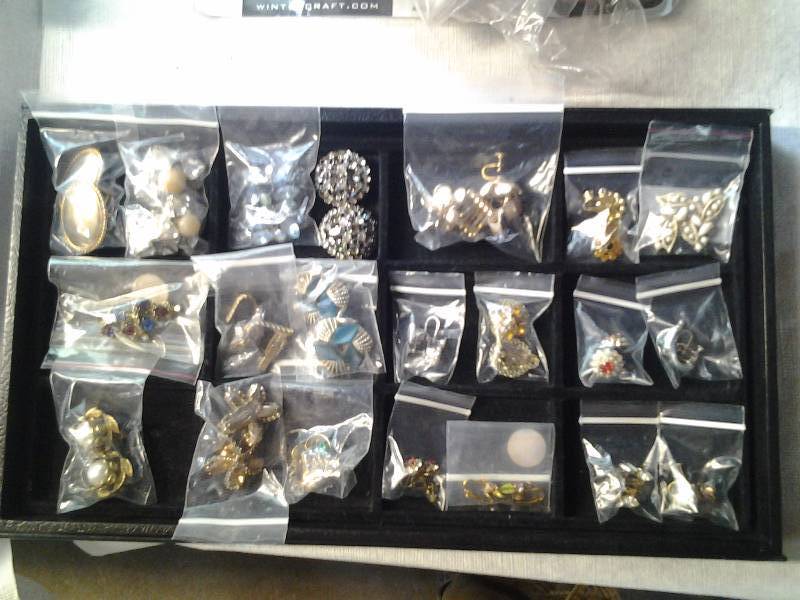 lot 101 image: Lot Of Vintage Clip On Earrings