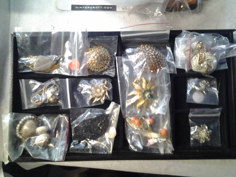 lot 104 image: Lot Of Vintage Brooches & Earring Sets