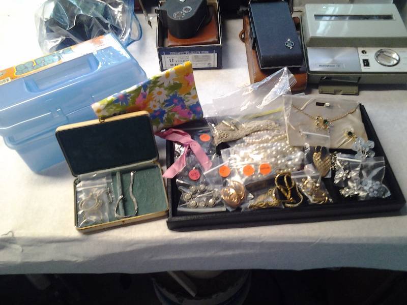 lot 109 image: Lot Of Vintage Jewelry & Brooches