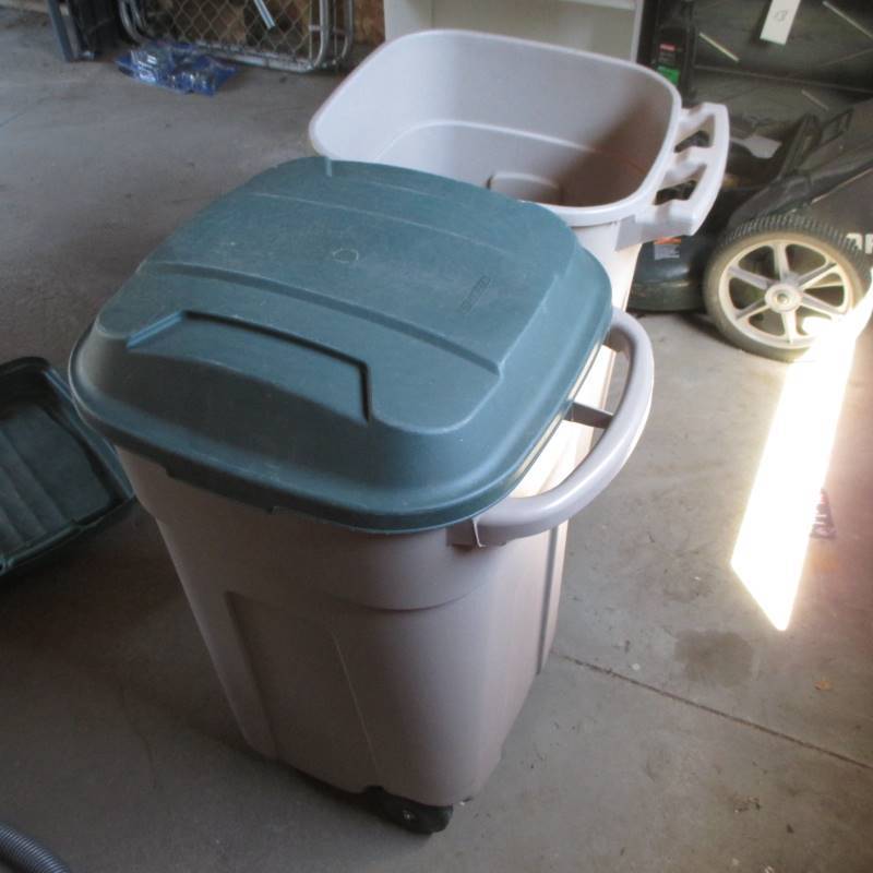 (2) Garbage Cans wWheels
