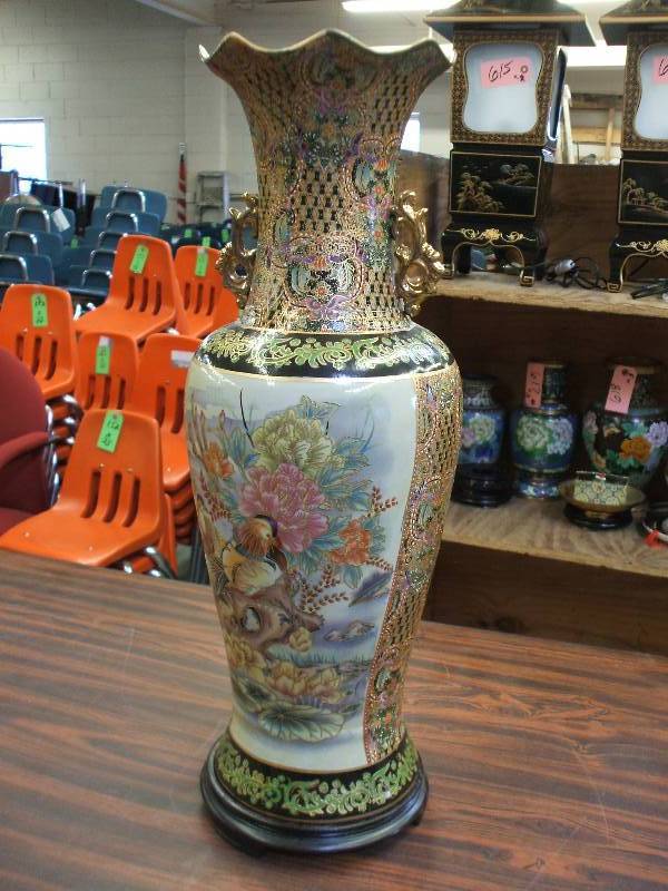 lot 620 image: ASIAN HAND PAINTED URN