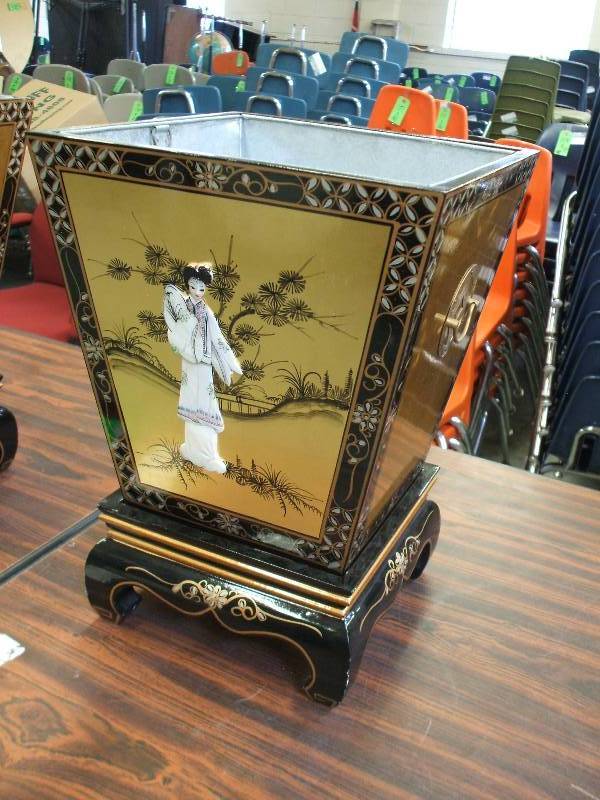 lot 621 image: BLACK LACQUER ASIAN PLANTER
