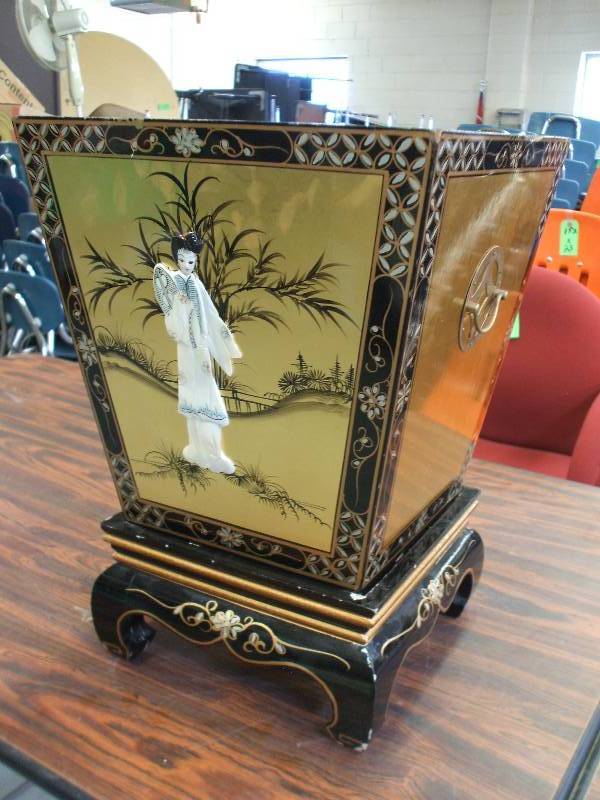lot 622 image: HEAVY DUTY ASIAN PLANTER