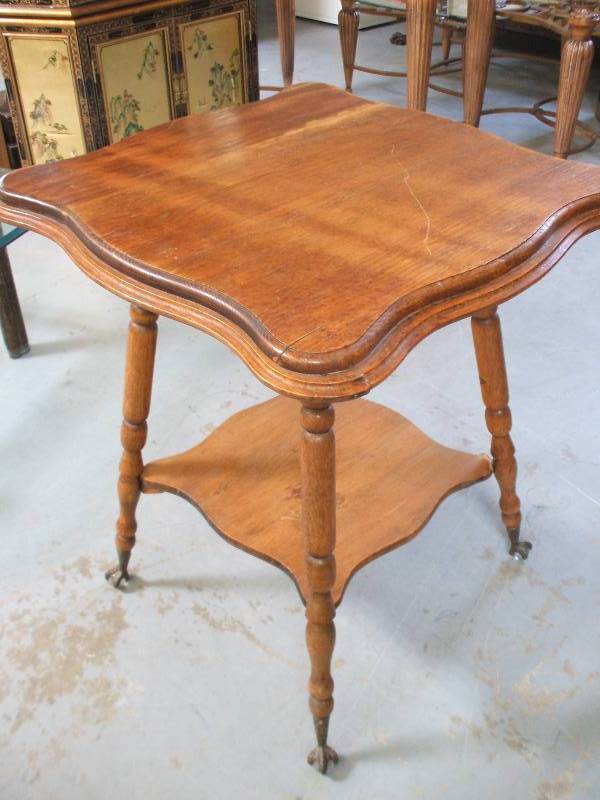 lot 611 image: VINTAGE OAK ACCENT TABLE
