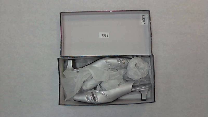 lot 2592 image: Easy Street Womens Kristen Sl Silver Sandal  Sandals - Size 8
