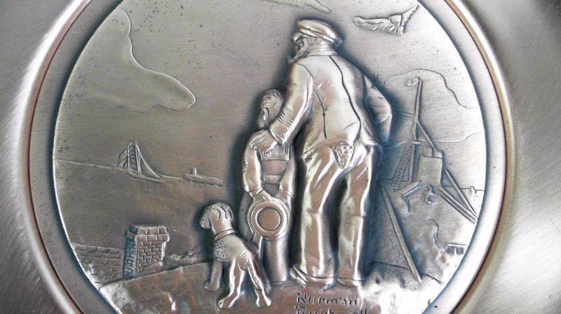 lot 317 image: 1977 CREATIVE WORLD PLATE ROGER BROWN LOOKING OUT TO SEA NORMAN ROCKWELL COPPER