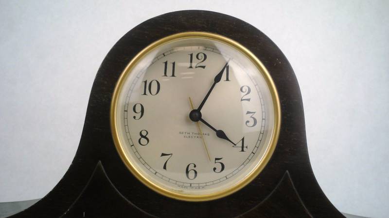 lot 330 image: Vintage Seth Thomas Electric Clock - Mantle  Shelf - 60 Cycle 100-125V  For Parts