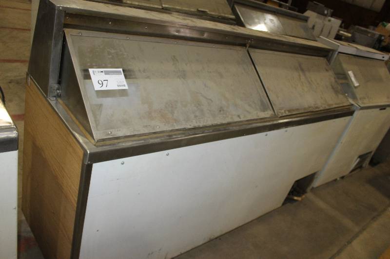 lot 97 image: Commercial Serving Table