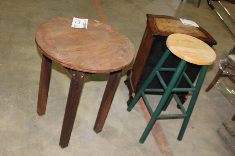 lot 172 image: Lot of (2) Stools