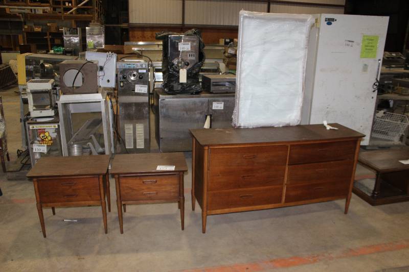 lot 173 image: Lot of (3) Furniture Includes 2-End Tables, 1-Dresser w Attached Mirror