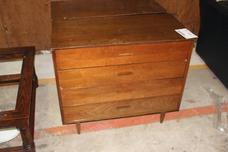 lot 194 image: Lot of (2) Dressers
