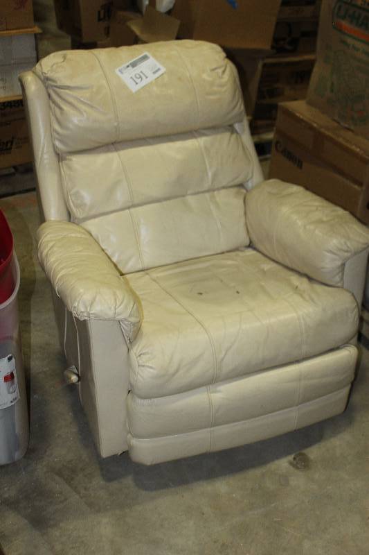 lot 191 image: Cream Leather Living Room Easy Chair