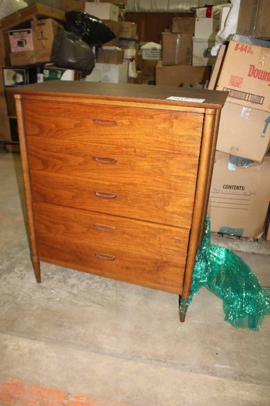 lot 207 image: Lane 5-Drawer Wood Dresser