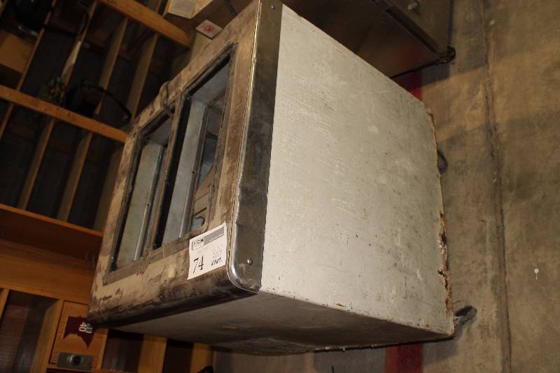 lot 74 image: Schaefer Commercial Rolling Glass Top Serving Cart