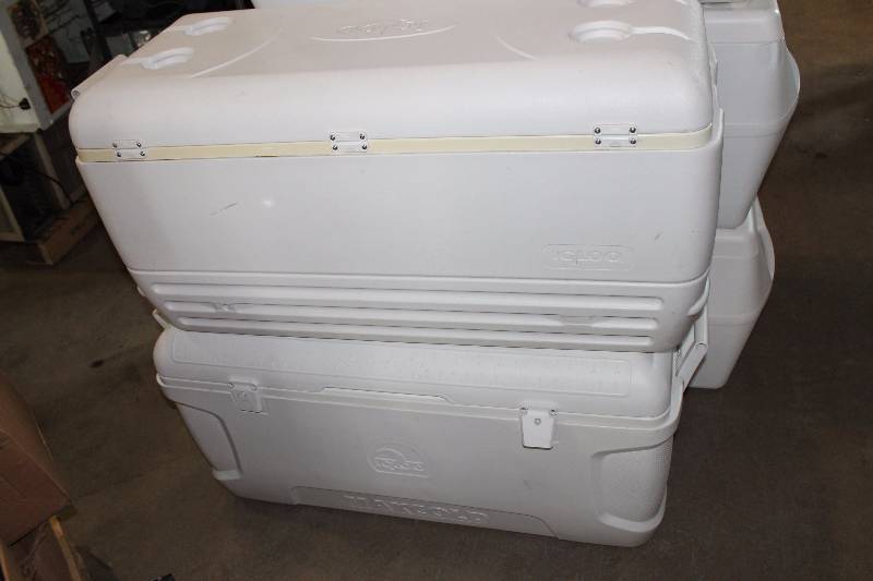 lot 206 image: Igloo Chest Coolers