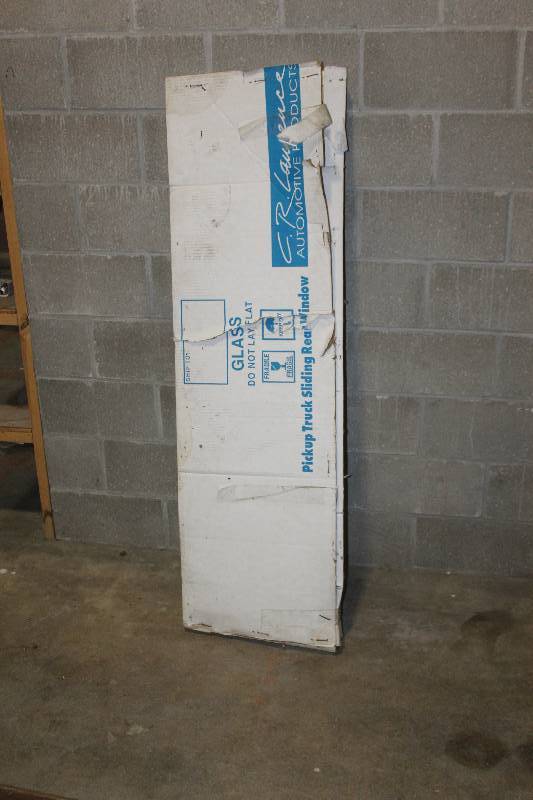 lot 232 image: 2004 Chevrolet ColoradoCYN Pickup Glass