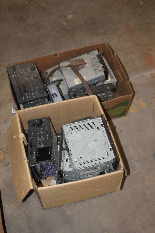 lot 231 image: Lot of (2) Boxes of Misc Radio