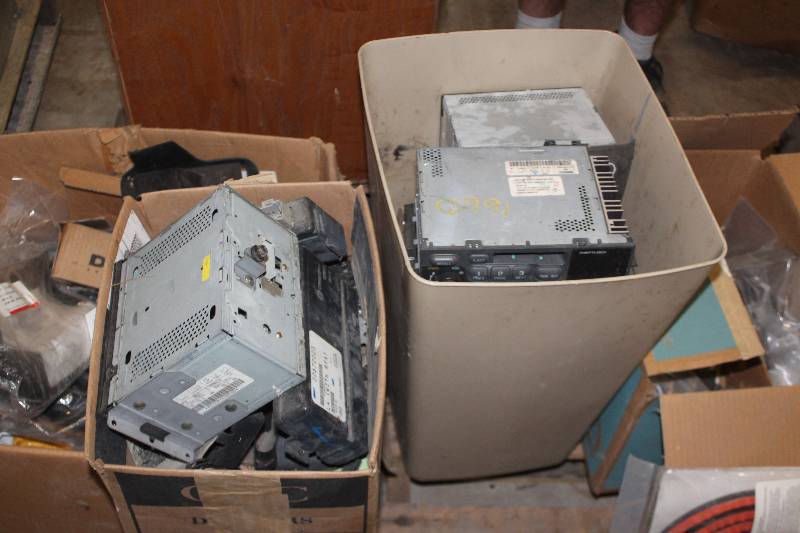 lot 229 image: Lot of (2) Boxes of Misc Radio