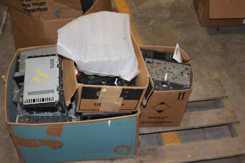 lot 230 image: Lot of (2) Boxes of Misc Radio