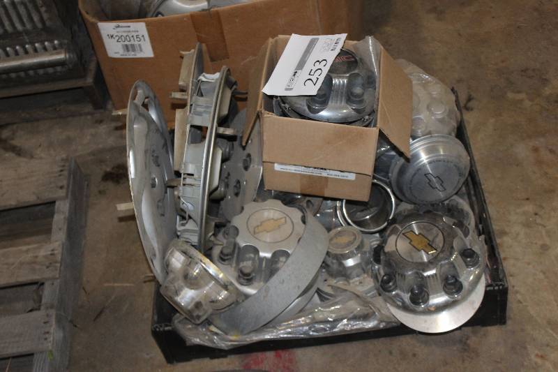lot 253 image: Chevrolet Hub Caps, Center Caps