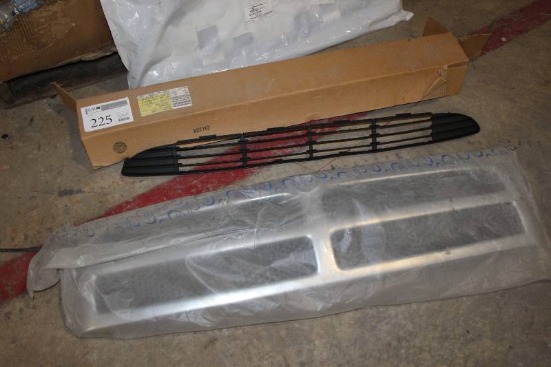 lot 225 image: Chrysler Automotive Grill