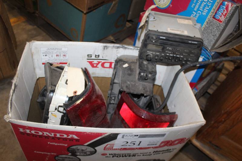 lot 251 image: Automotive Lights, Saturn Car Radio