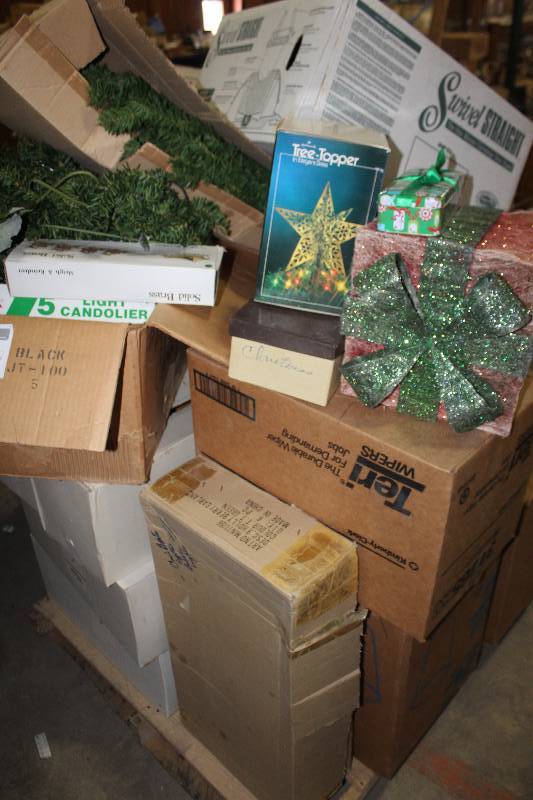 lot 257 image: Christmas Decorations