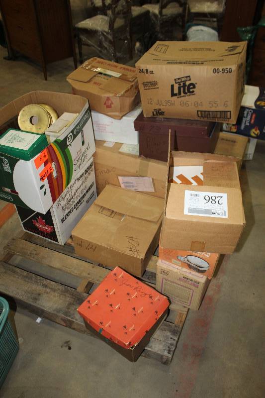 lot 286 image: Pallet Lot Includes Christmas Decorations, Fryer, Juicer, Mason Jars Lids