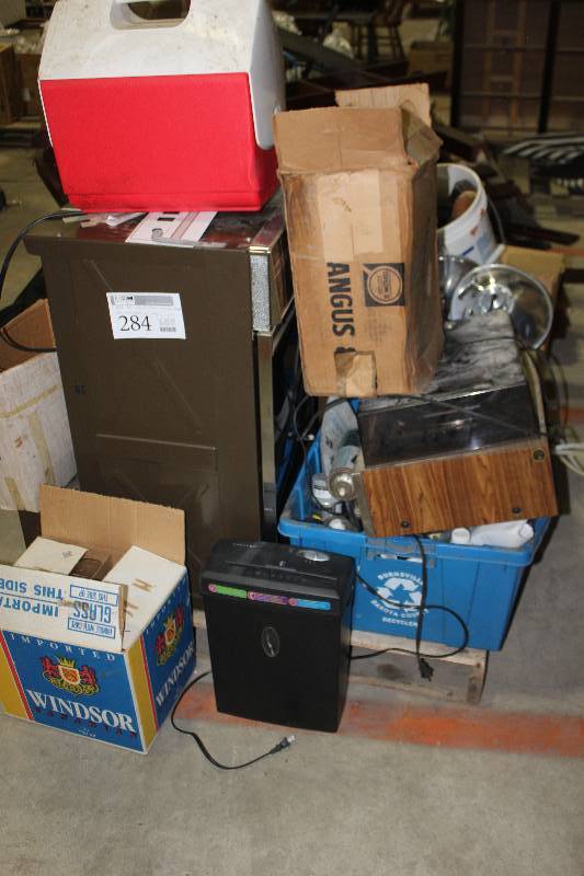 lot 284 image: Pallet Lot Includes Record Player, Hardware, Lamps, Cooler, Shoes, Mason Jars, And More