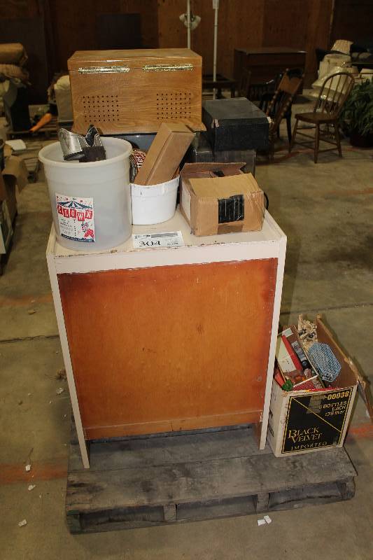 lot 304 image: Pallet Lot of Musical Entertainment Related Items