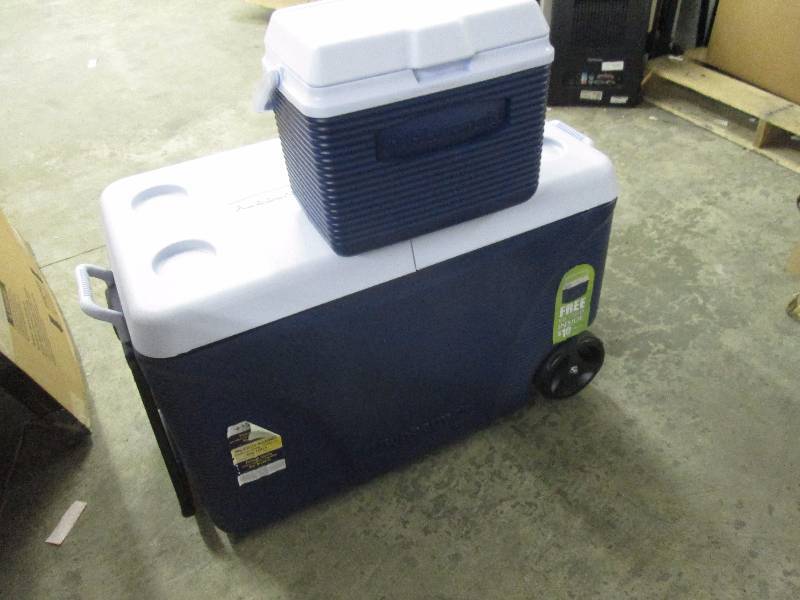 lot 81 image: Rubbermaid 75 Qt Blue Wheeled Coole...