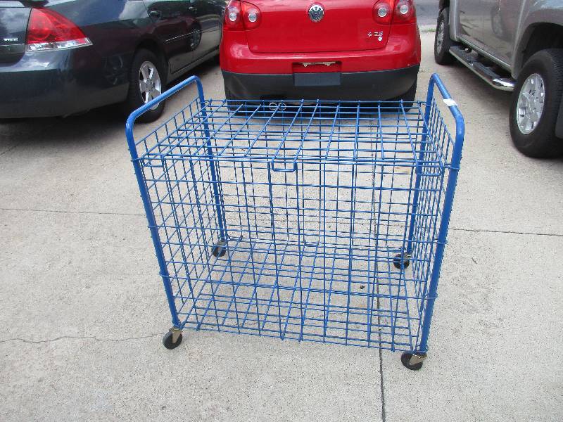 Storage container on casters