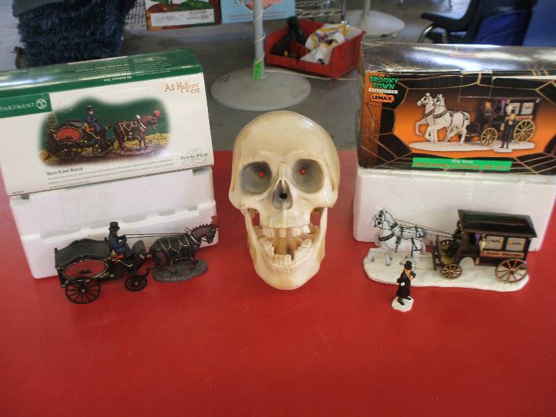 HALLOWEEN HORSE DRAWN HEARSE AND LIGHT UP SKULL