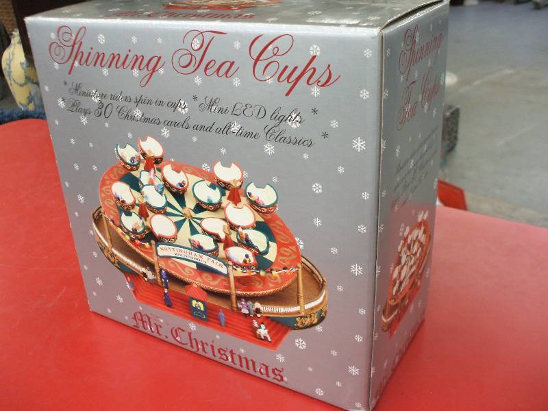ANIMATED HOLIDAY TEA CUPS