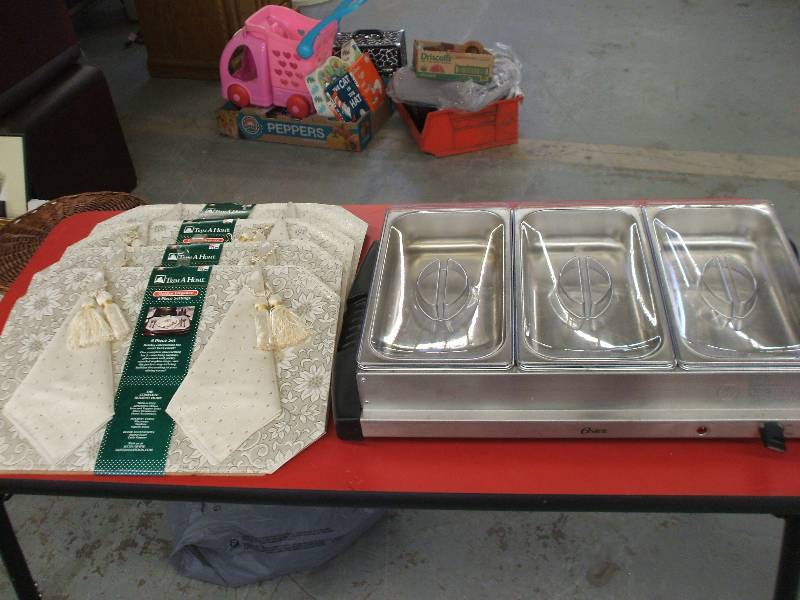 HOLIDAY TABLE DRESSINGS AND 3 PAN WARMER