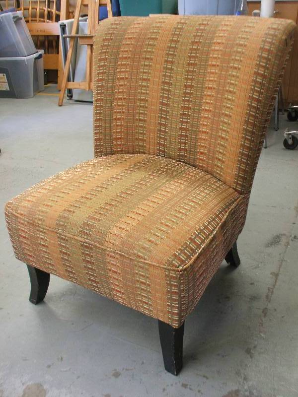 ACCENT CHAIR
