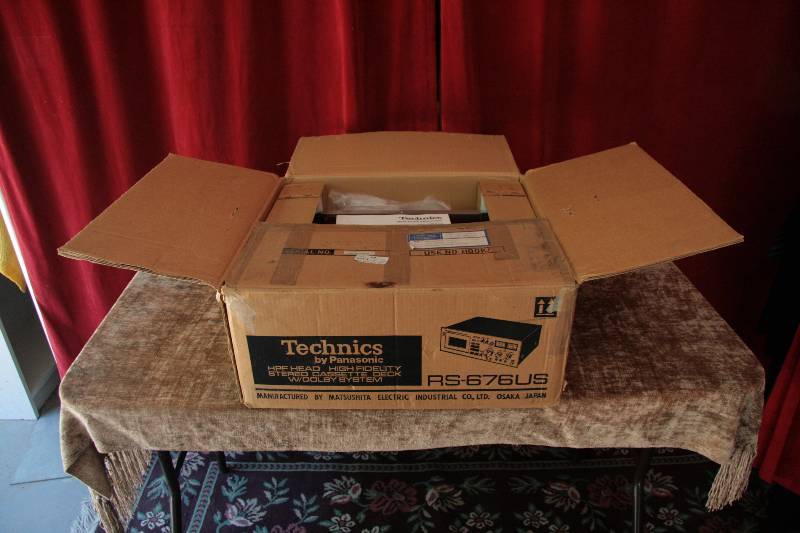 lot 6 image: VINTAGE TECHNICS RS-676US STEREO CASSETTE DECK - Excellent Working Condition With Manual And Original Box