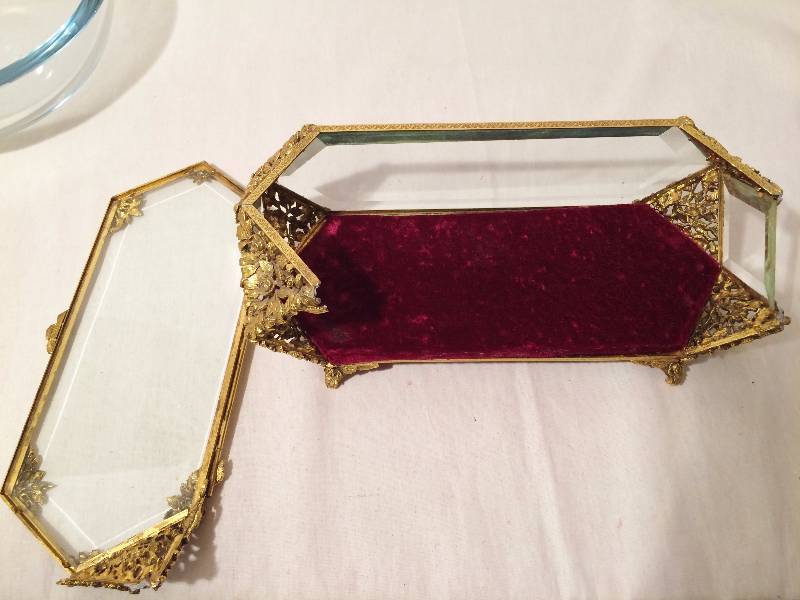 lot 5 image: Large 11 Stunning Louis XVI Style Hollywood Regency BATTANI MATSON STYLEBUILT GOLD ROSES ORMOLU FILIGREE JEWERLY CASKET VITRINE BOX BEVELED GLASS Boudoir Vanity Collectible