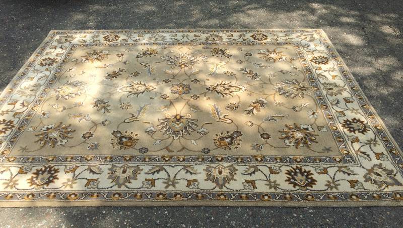 lot 21 image: Elegantly Refined Traditional Home Decorator Beige Brown & Grey Large 8 X 10 Hand Tufted Made In India 100% Wool Rug - Excellent Condition- No Stains