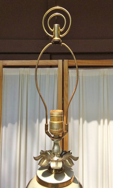 lot 40 image: Classic Retro Mid Century Modern Gold Black Large Table Lamp By Bullard Bros Co. Saint Paul - Beautiful Working Condition - Look At That Awesome Finial  Does Have Age Crazing