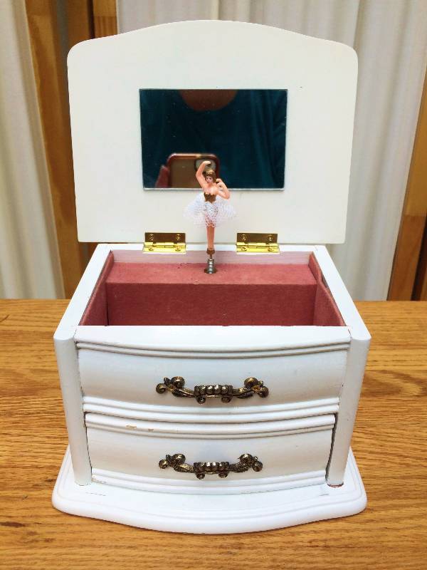 lot 32 image: Vintage Collectible Fabulous Find LONDON LEATHER CO Shabby Chic White MUSIC AND TURNING Ballerina JEWELRY Trinket BOX - Beautiful Condition