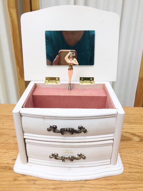 lot 33 image: Vintage Collectible Fabulous Find LONDON LEATHER CO Shabby Chic White MUSIC AND TURNING Ballerina JEWELRY Trinket BOX - Beautiful Condition