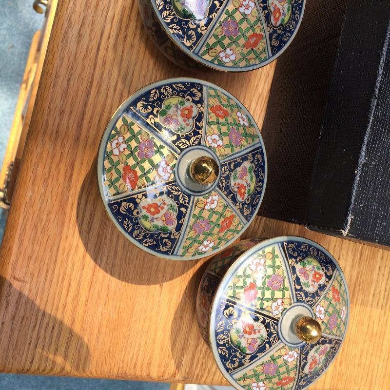 lot 26 image: Vintage Collectible High End Imari Imariware Tea Set - Chip Underneath Teapot Lid Not Visible From Top - Rest Excellent Condition