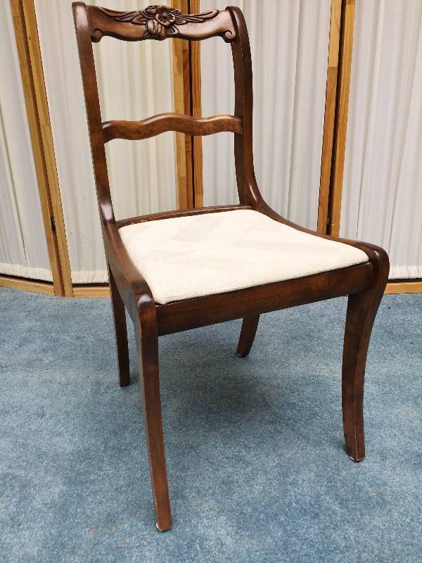 lot 14 image: Everyone Needs A Lovely Antique Early American Shabby Country Cottage Duncan Phyfe Carved Rose Mahogany Wood Side Chair - Super For Desks, Vanities & Corner Nooks  Great Condition