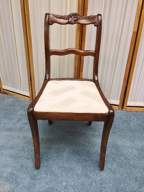lot 13 image: Everyone Needs A Lovely Antique Early American Shabby Country Cottage Duncan Phyfe Carved Rose Mahogany Wood Side Chair - Super For Desks, Vanities & Corner Nooks  Great Condition