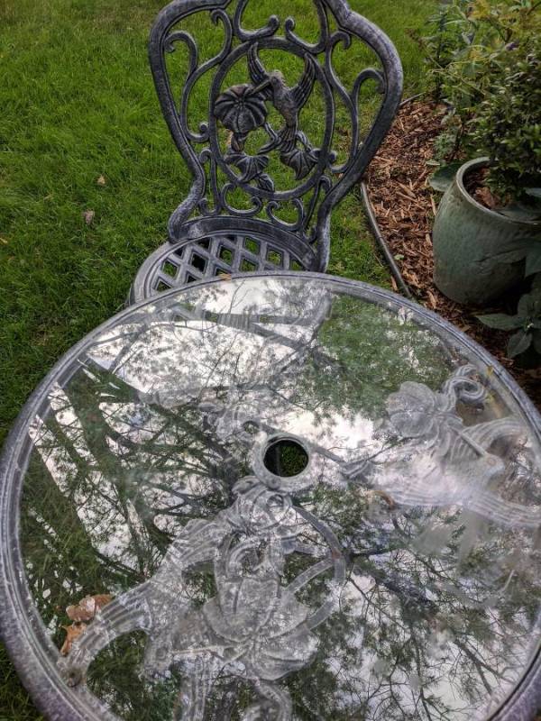 lot 17 image: Lovely Victorian Antique Style 3 Piece Garden Patio Chic Hummingbirds Motif Chairs & Glass Top Table Set With Black & Shimmering Gold Accented Cast Metal - Super Condition